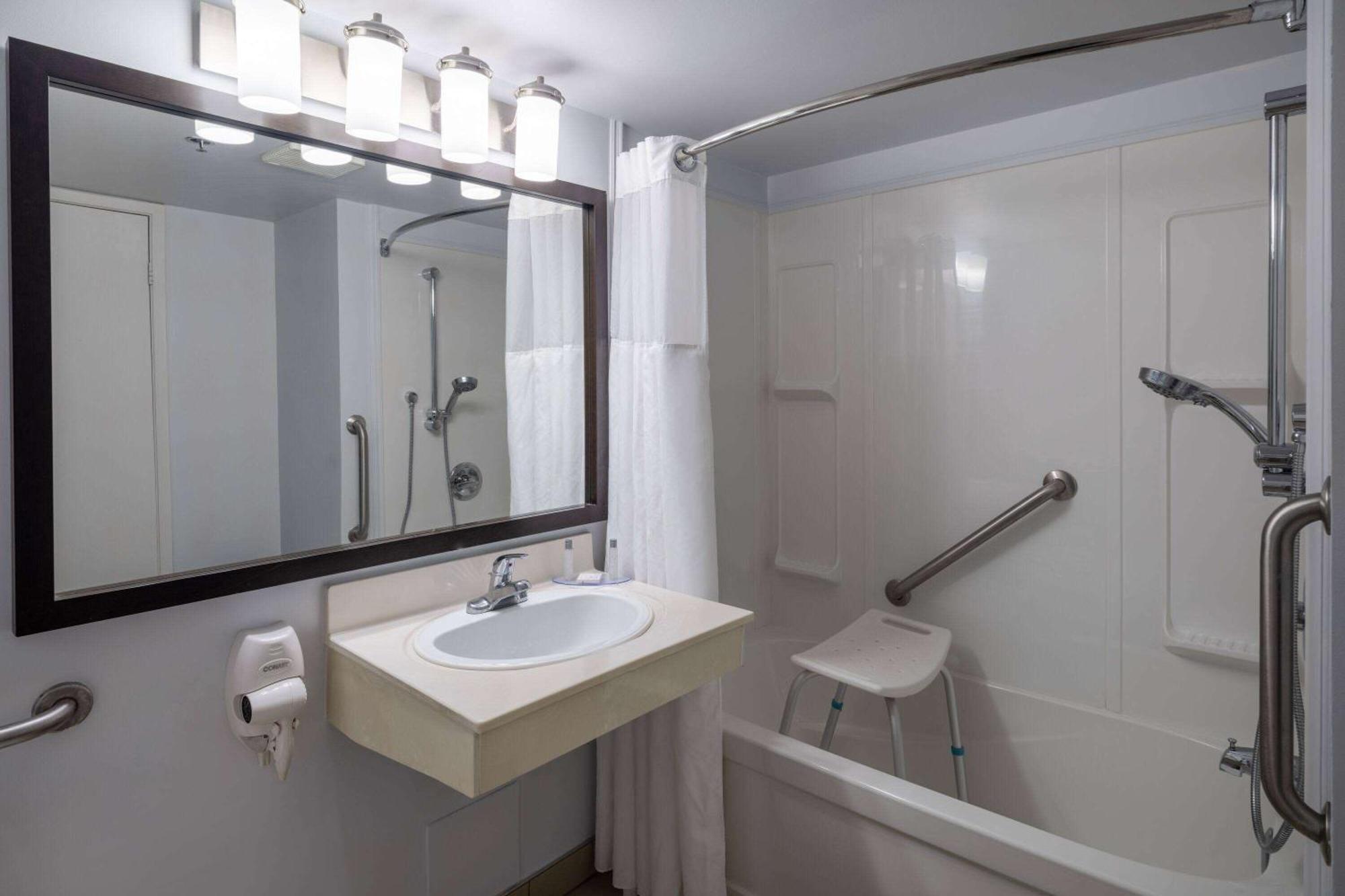 Travelodge Suites By Wyndham Saint John Exterior foto